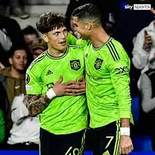 绿色球衣人物在场边互动，右上角有Sky Sports角标